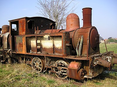 O locomotivă veche ruginită.