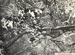 Gezielter amerikanischer Luftangriff auf Industriegebiete am 14. Oktober 1943. In einem rauchfreien Dreieck ist die Innenstadt-West zu erkennen