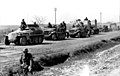 Colonne de blindés (Sd kfz 250,Zugkraftwagen, et 15-cm sIG 33 (Sf) auf Panzerkampfwagen I Ausf B) en marche contre l'URSS en juin 1941.
