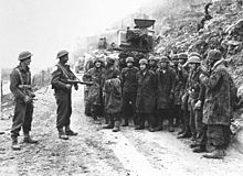 German prisoners captured by New Zealand troops are held beside a Sherman tank. After repeated unsuccessful assaults, the Allied offensive was again called off on 22 March. Bundesarchiv Bild 146-1975-014-31, Monte Cassino, deutsche Kriegsgefangene.jpg