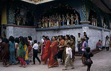 COLLECTIE TROPENMUSEUM Vrouwen maken een rondgang bij de Hindoe tempel Sri Mariamman TMnr 20018361.jpg