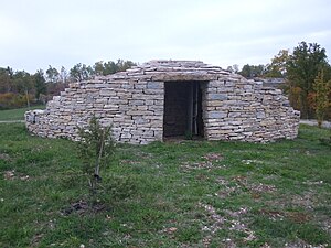 Reconstitution d'une cabane en pierres sèches à l'aéroport de Brive-Souillac, au cœur du causse.