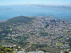 Blick uf Kapstadt mit em Waterfront Harbour und Robben Island vom Daafelbärg us.