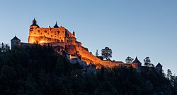 Vista nocturna del castillo.