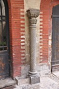 Colonne dans la cour du 4 rue Joutx-Aigues