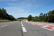 Voie de détresse sur la droite, autoroute française A40, descente du col de Ceignes.