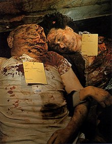 Los cuerpos de Clara Petacci y Benito Mussolini en la morgue de Milán.