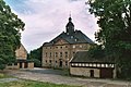 Wasserschloss mit Park und Graben