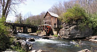 Bildmitte:Mühlkanal auf Stelzen (Glade Creek Mill West Virginia)