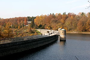 Staumauer der Neyetalsperre mit Schieberhäusern und Stausee