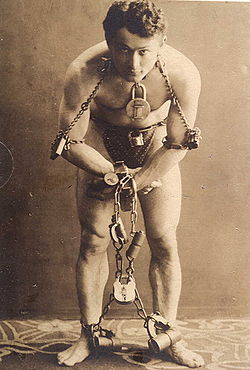 Harry Houdini kahleissa vuonna 1899.