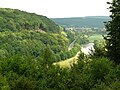 Blick von der Spiegelburg in das Tal der Werra mit B 80 nach Hedemünden, links am Waldhang lag das Römerlager Hedemünden