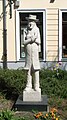 Skulptur Heinrich Zille von Thorsten Stegmann, Poststraße; die schlanke Figur ehrt den Schauspieler Walter Plathe in der Rolle des Heinrich Zille[26]