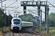 16. KW Ein ICE T bei der Durchfahrt durch Paulinenaue auf der Strecke der Berlin-Hamburger Bahn.