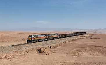 نگاره‌ای از یک لوکوموتیو سری جی‌ئی یو۳۰سی متعلق به راه‌آهن ایران در حال انتقال بار سنگ آهن در منطقه‌ای بین بافق و یزد.