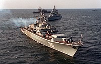 1993年6月1日、BALTOPS 93における撮影。手前より、ロシア海軍の警備艦「ブジーテリヌイ」、「カールスルーエ」、スウェーデン海軍の機雷敷設艦「エルフスボリ」。