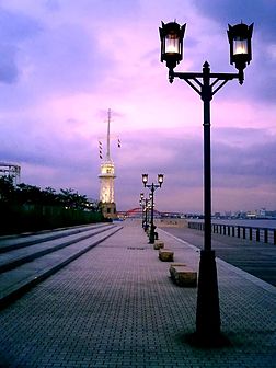 La promenade d’un quai à Kobe (Japon). (définition réelle 960 × 1 280*)