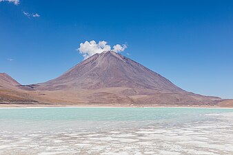 Pohled z jezera Laguna Verde na stratovulkán Licancabur v Bolívii