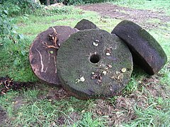 Anciennes roues d'un moulin à écorces.