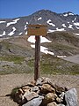 Wegwijzers voor wandelaars nabij op de Col de la Leisse.