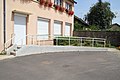Rullestolrampe framfor eit rådhus i ein småby i Frankrike