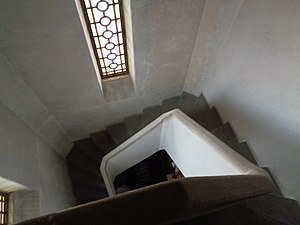 Stepenice za odlazak u prostor iznad priprate, gdje pjeva hor za vrijeme liturgije