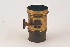 Objectif muni d'un système de mise au point par crémaillère (vers 1880)