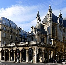 The church seen from Rue de Rivoli