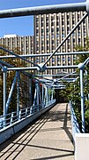 Passerelle au-dessus de la rue de Sébastopol reliant le centre à la place Clément.