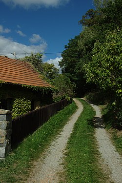 Střecha jednoho z domů nedaleko zvonice ve vesnici Phov