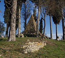 The monument commemorating the battle, at Montapertaccio (
43deg18'55''N 11deg26'22''E / 43.31541degN 11.43936degE / 43.31541; 11.43936) Piramide montaperti.jpg