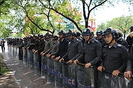 Politi parat ved Ratchadamnoen Nak, hovedindgangen til demonstrantzonen, 28. august.