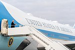 Президент Трамп едет в Нью-Гэмпшир (50533390512) .jpg