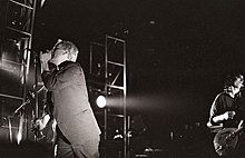 Michael Stipe (izquierda) y Peter Buck (derecha) presentándose en Gante (Bélgica), durante la gira de 1985