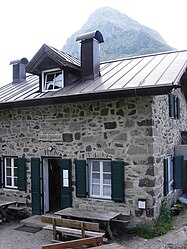 Das Rifugio Laghi di Colbricon mit der Cima Colbricon im Hintergrund