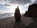 Piccolo pinnacolo di pietra arenaria a Yaverland, nell'isola di Wight, Regno Unito, formatosi a seguito dell'erosione della scogliera