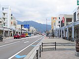 歩道拡幅事業が行われた後の本町二丁目商店街（2023年3月）