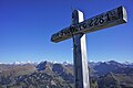 Gipfelkreuz auf dem Seehorn, mit Blick Richtung Berner Alpen