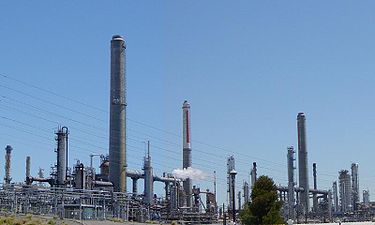 Ett oljeraffinaderi tillhörande Shell, belägen i Martinez, Kalifornien, USA.