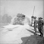 Um tanque Sherman avançando pelo Rio Orne durante a Operação Goodwood, em meados de julho de 1944.