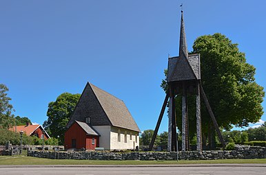 Kyrkan från sydväst.