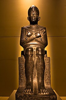 Patung Merhotepre Sobekhotep V yang sedang duduk, sekarang di Museum Kairo, dipertontonkan pada pameran King Tut di Seattle. Jelas memuat kedua gelar rajanya.