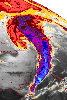 Die Multifarbensatelltenaufnahme der östlichen Vereinigten Staaten zeigt einen großen, ausgedehnten Surm. Der Sturm mit der typischen Kommaform erstreckt sich von den Kanadischen Seeprovinzen bis nach Zentralamerika.