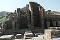 Takht-i-Bahi. Mur de grandes chapelles (14, du Ve siècle) qui contenaient des statues monumentales. La plus haute : 11,30 m[5]. Noter le fruit important