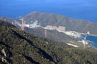 立石岬の南側の入り江にある日本原子力発電敦賀発電所