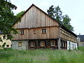 Wohnstallhaus (Umgebinde, Nr. 47a) mit Seitenflügel, weiterhin Ausgedingehaus (Nr. 47, angrenzende Scheune abgebrochen) eines Bauernhofes sowie Handschwengelpumpe