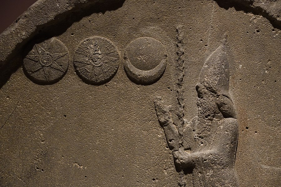 Darstellung der letzten Königs des Neubabylonischen Reiches, Nabonid, vor der Mondsichel mit aschgrauem Licht am Kopf einer babylonischen Stele aus Harran im Archäologischen Museum Şanlıurfa in der Türkei aus dem sechsten vorchristlichen Jahrhundert.