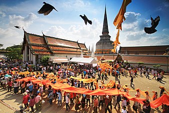 18/02: Celebració budista a Wat Phra Maha That Woramahawihan (Tailàndia). Novè premi a Wiki Loves Monuments 2015.