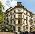 Mietshaus in geschlossener Bebauung in Ecklage, mit Vorgarten an der Erich-Zeigner-Allee