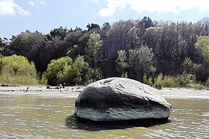 Święty Kamień, w tle chętnie odwiedzana plaża